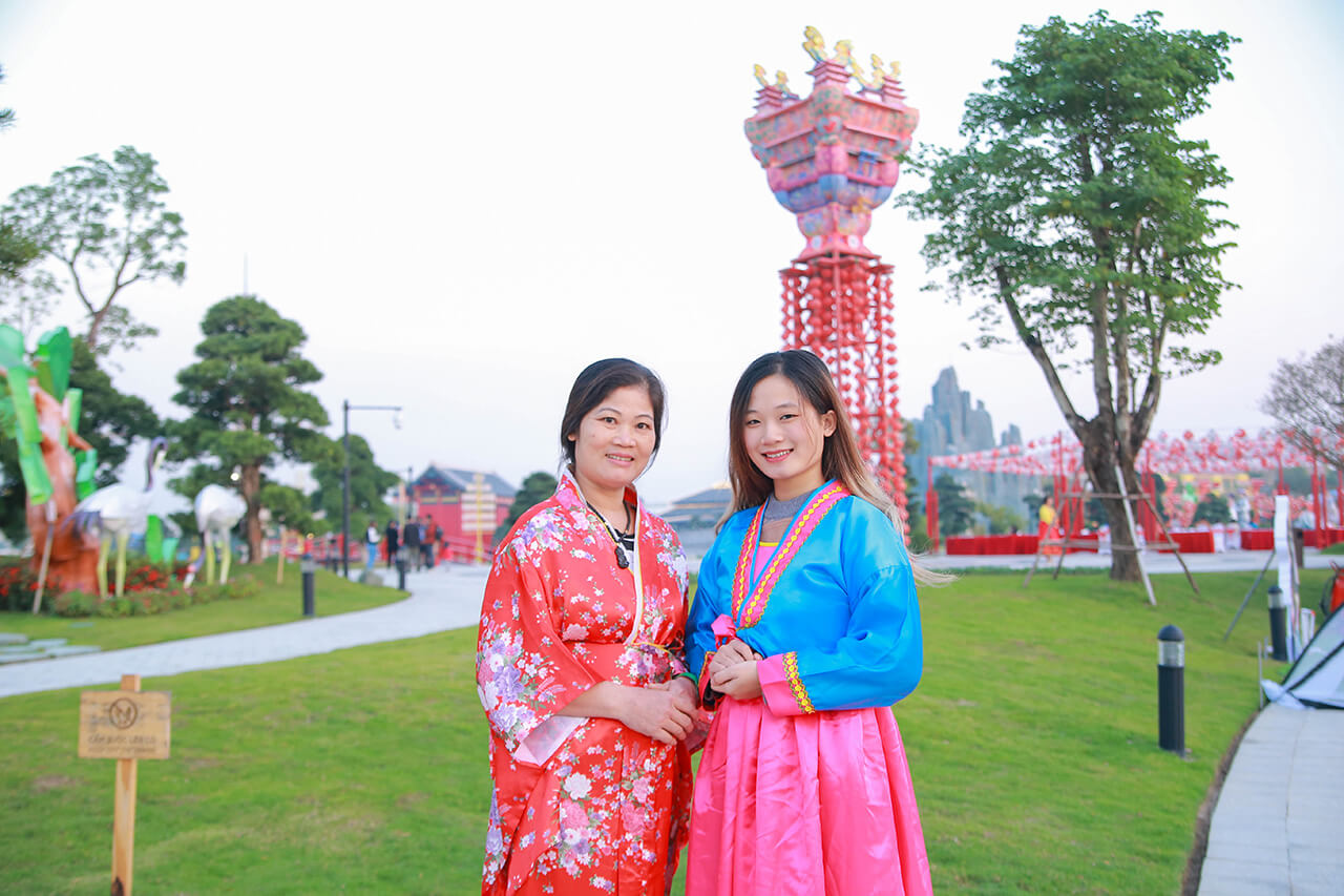 Vườn Nhật Vinhomes Smart City, chủ đầu tư Vinhomes, xe điện VinBus Vinhomes Smart City, Hồ cá chép đỏ, Khoảnh khắc thư giãn đậm chất “Zen" Vườn Nhật Vinhomes Smart City - nơi giao thoa 2 nền văn hoá